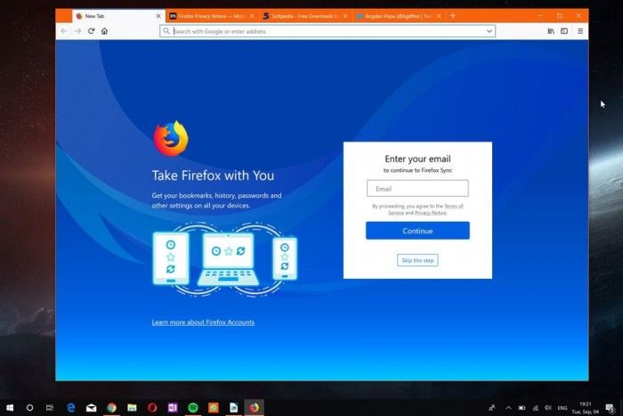 Mozilla今日面向所有支持的桌面平臺(tái)發(fā)布了Firefox 62正式版，雖然舊版本目前仍未開放升級(jí)通道，但心急的用戶可以前往服務(wù)器下載最新版本。新版Firefox強(qiáng)化了同步功能，允許用戶斷開服務(wù)移除收藏夾、訪問歷史、密碼、cookies和緩存等數(shù)據(jù)。   此外，在“漢堡”菜單中新增了追蹤保護(hù)的開關(guān)，在 開發(fā) 者工具中引入了三個(gè)面板的窗口查看器。對(duì)于普通用戶來說，最為重要的改進(jìn)是新標(biāo)簽的配置，自該版本開始新標(biāo)簽頁可以配置顯示熱門 網(wǎng)站 、高亮、Pocket數(shù)據(jù)，以及選擇多少行數(shù)據(jù)顯示等等。   新版本中最為實(shí)用的改進(jìn)是位于地址欄右側(cè)的“ Clear Site Data and Cookies”選項(xiàng)，能允許用戶為已經(jīng)加載的網(wǎng)站刪除數(shù)據(jù)。這意味著該頁面的數(shù)據(jù)能夠輕松刪除，而不需要清除整個(gè)瀏覽會(huì)話。