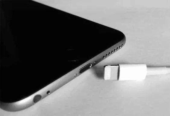 手機(jī)電量忽然掉很快？知道原因前你需要這樣做